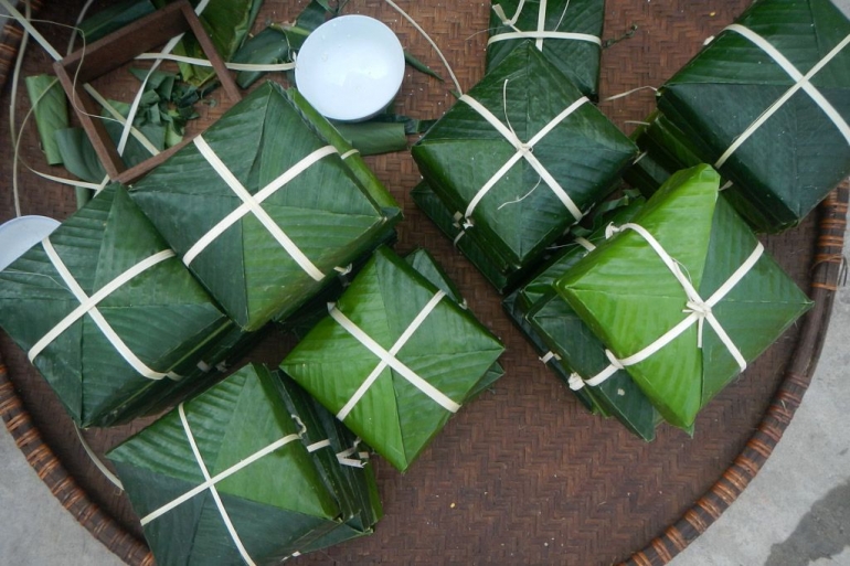 Bnh chung merupakan kue tradisional sekaligus simbol perayaan Tet di Vietnam. (foto: Alex)