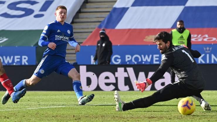 Harvey Barnes pencetak gol ketiga Leicester ke gawang Alisson Becker (Foto Skysports) 