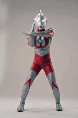 Kostum klasik Ultraman pada serial TV tahun 1966 (sumber: zoomjapan.info)
