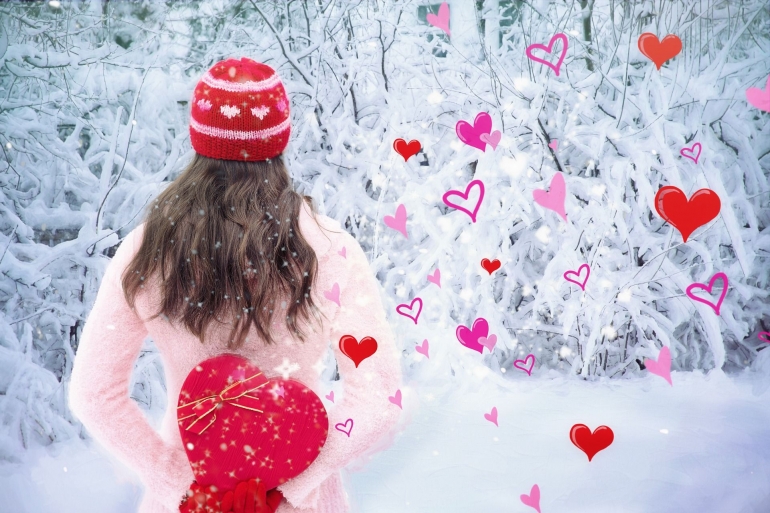 ilustrasi perempuan yang menunggu kado valentine. (sumber: pixabay.com/JillWellington)