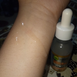 tekstur dan warna serum garnier