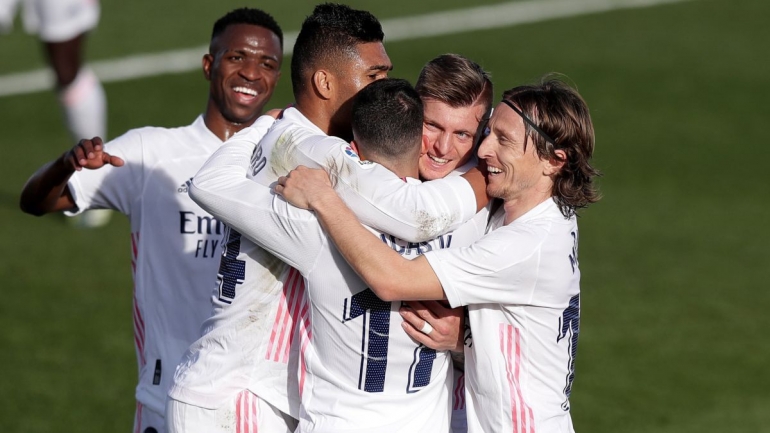 Pemain Real Madrid merayakan gol ke gawang Valencia. (via en.as.com)