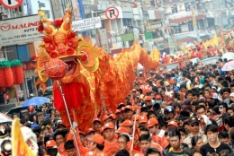 Naga yang mewakilkan Pemadam Kebakaran Panca Bhakti diarak pada Perayaan Cap Go Meh 2020 di Pontianak | Foto diambil dari Tribun/Leo Prima