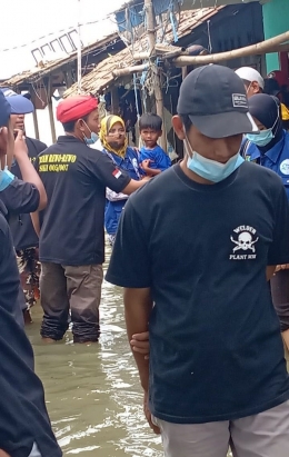 Ketua RT 05, Gatot Widodo menyerahkan langsung donasi di lokasi bencana banjir(dok RT 05)/dokpri