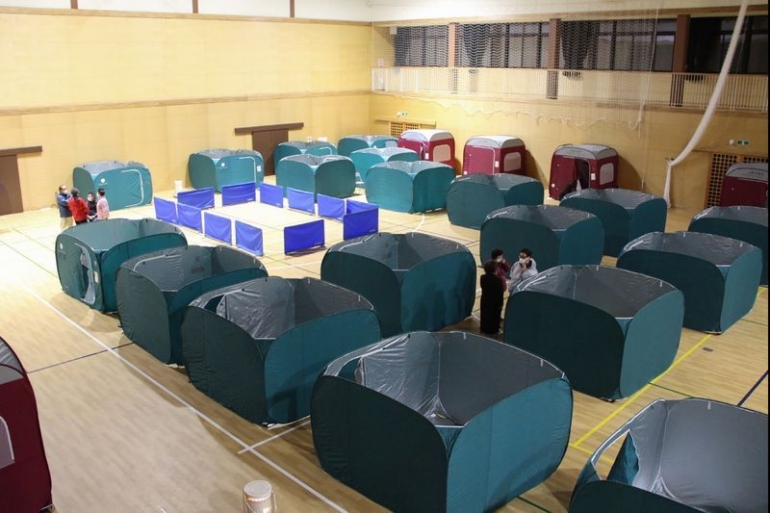 Shelter yang dibangun untuk pengungsian korban gempa pada sabtu lalu (Sumber: AFP/Getty Images)
