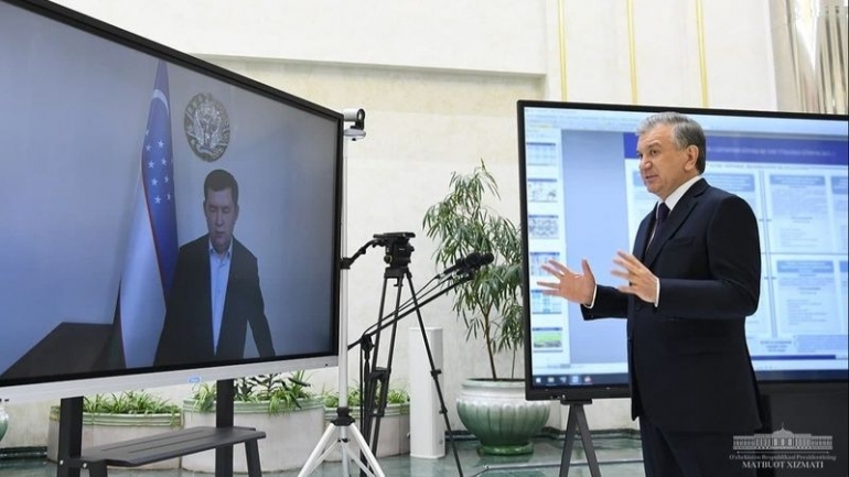 Presiden Shavkat (sebelah kanan) saat presentasi tentang pengembangan potensi wisata Samarkand digelar/darakchi.uz
