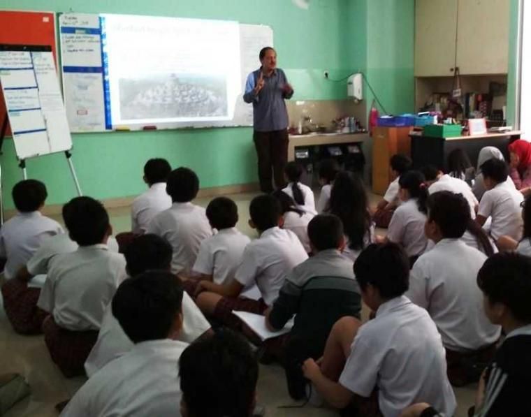 Para siswa kelas VI SD Victory Plus menyimak penjelasan tentang apa itu arkeologi dari Kak Berty Sinaulan (Foto: Victory Plus/Kompasiana)