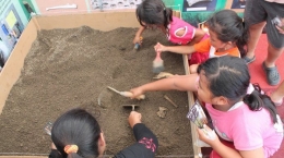 Siswa SD belajar mencari fosil yang diselenggarakan oleh Balai Arkeologi DI Yogyakarta di Situs Patiayam (Foto: jateng.tribunnews.com) 