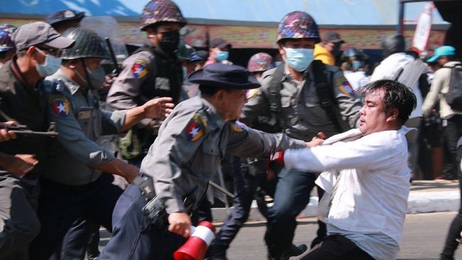 Militer Myanmar melakukan kekerasan terhadap para pendemo. sumber: cnnindonesia
