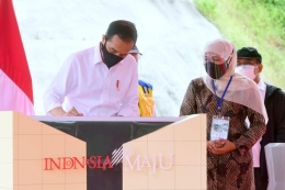 Presiden Jokowi menandatangani prasasti peresmian Bendungan Tukul, disaksikan oleh Gubernur Jawa Timur dan Bupati Pacitan (Foto: Twitter/@setkabgoid)