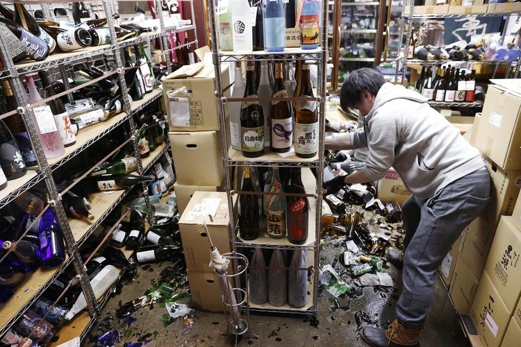 Botol-botol minuman keras di sebuah toko di Fukushuma, Jepang, berjatuhan akibat gempa bumi pada Sabtu (13/2/2021) tengah malam. Badan Meteorologi Jepang melaporkan, gempa 7,3 magnitudo ini mengguncang Fukushima, Miyagi, dan wilayah timur lainnya (KYODO NEWS/JUN HIRATA via AP PHOTO)