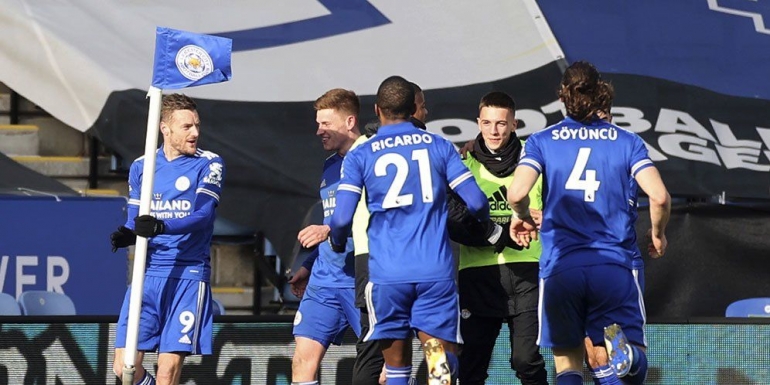 Para pemain Leicester City merayakan gol yang dicetak ke gawang Liverpool. (via bola.net)