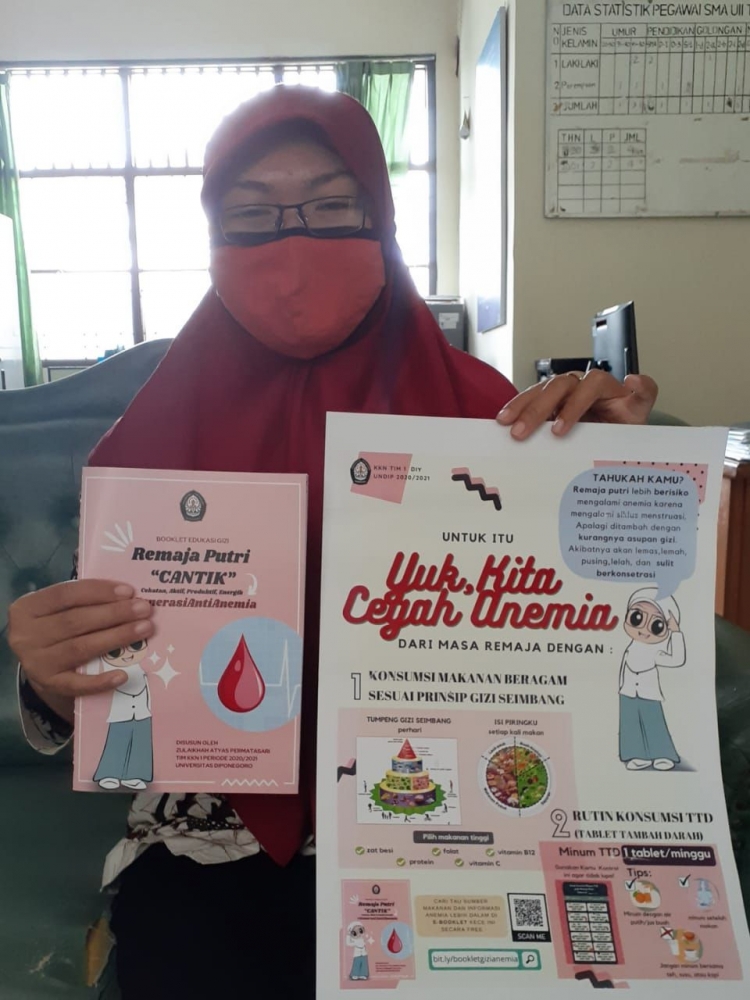 Gambar 2. Penyerahan Media Edukasi Booklet dan Poster kepada Pihak Sekolah/dokpri