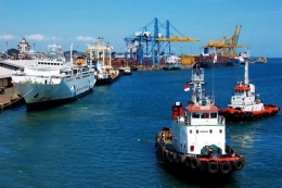 Suasana pelabuhan di Makasar sebagai semi hub untuk pelabuhan Maluku selama ini (Foto: koranbisnis.com)