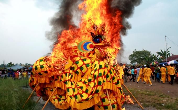 Ritual pembakaran naga di Pontianak | Foto diambil dari Tribun Pontianak
