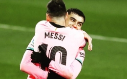 Sang Iniesta Baru, Pedri, tengah berpelukan dengan Messi (Foto: Instagram/@pedrigonzalez)