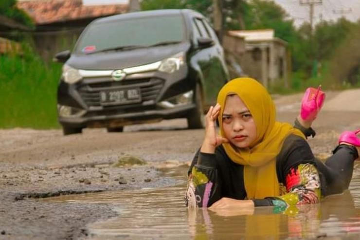 Protes nyentrik ala emak-emak asal Lampung. | Arsip Facebook Ummu Hani via Kompas.com
