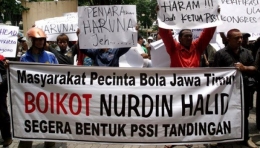 Unjuk rasa menolak Nurdin Halid sebagaii calon ketua PSSI di halaman Sekretariat KONI Jawa Timur, Surabaya (21/2/11). Dok. TEMPO/ PRASETYO