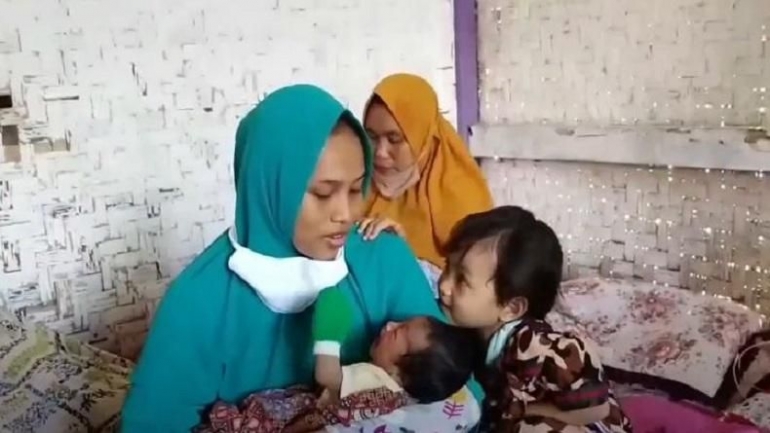 Siti Zainah, anak pertamanya, dan anak kedua yang baru dilahirkan | sumber: jabar.inews.id