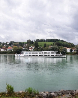 Kapal pesiar yang sedang berlayar di Sungai Inn - Passau di awal musim gugur (Dokpri)