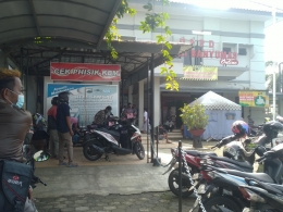 Suasana cek fisik kendaraan bermotor di halaman kantor Samsat Kabupaten Banyumas (15/2/2021). | Dokpri