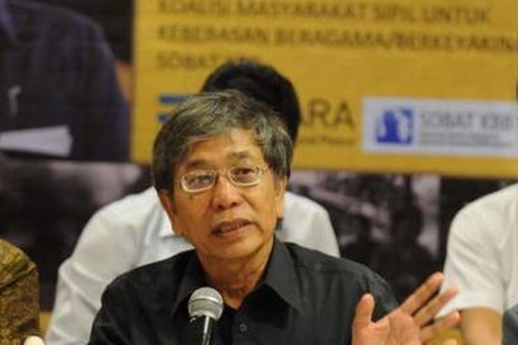 Jalaludin Rakhmat sebagai salah satu tokoh yang tergabung dalam Koalisi Masyarakat Sipil untuk Kebebasan Beragama/Berkeyakinan melakukan konferensi pers terkait pemberian World Statesmen Award kepada Presiden Susilo Bambang Yudhoyono oleh Appeal of Consciense Fondation, di Jakarta, Kamis (23/5/2013). Mereka menyayangkan pemberian penghargaan tersebut karena pemerintah dinilai gagal memajukan kebebasan beragama dan mencegah konflik antar umat beragama. Hadir dalam acara tersebut antara lain Adnan Butung Nasution dan Hendardi. (KOMPAS/HENDRA A SETYAWAN)