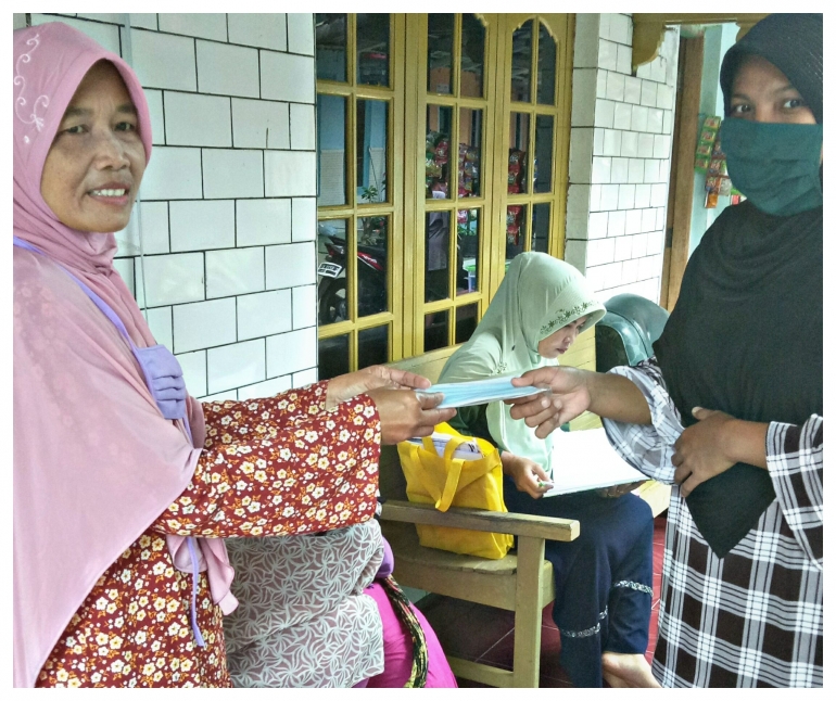 Pembagian masker yang diwakilkan oleh pengurus posyandu/dokpri
