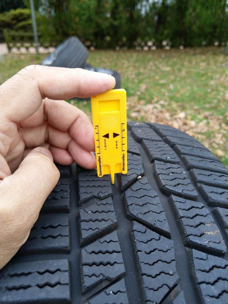 Mengukur tebal tapak ban, tebal tapak (kembangan) ban dianjurkan tidak kurang dari 4mm). (Foto: Erwin Silaban) 