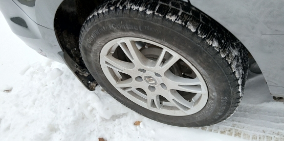 Ban musim dingin punya daya cengkeram lebih tinggi pada permukaan jalan yang penuh salju. (Foto: Erwin Silaban) 