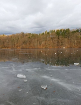 Pemandangan di Stausee sekitar Sungai Ilz menjelang musim dingin (Dokpri)