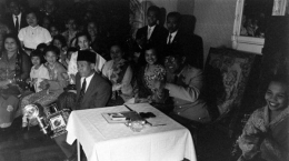Presiden Sukarno bercengkerama dengan tamu undangan (Foto: Life/tirto.id)