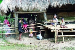 Bocah-bocah usia sekolah tidak menikmati pendidikan dan tinggal bersama orangtua di rumah gubuk. Kemiskinan terus melilit kehidupan sebagian besar warga pedesaan di Nusa Tenggara Timur (NTT).(KOMPAS/KORNELIS KEWA AMA)
