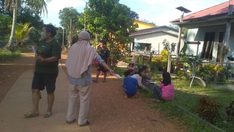 Saat adik-adik mengidentifikasi tumbuhan dan hewan yang ada di sekitar mereka. (Foto : Petrus Kanisius/Yayasan Palung).