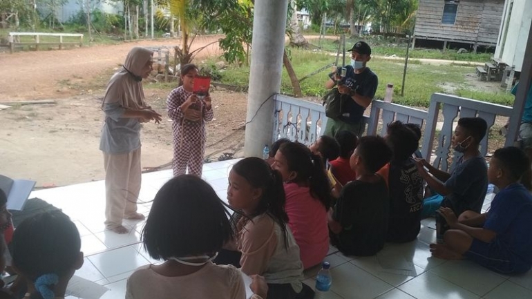 Saat mereka (adik-adik) satu persatu mempresentasikan hasil identifikasi tumbuhan dan hewan yang brrhasil mereka jumpai. (Foto : Petrus Kanisius/YP).