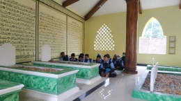 Mahasiswa KKN UIN Walisongo Kelompok 61 Sedang Ziarah Makam di Desa Kalisalak, Batang/dokpri