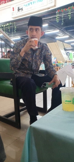 KH Agus Salim minum produk UMKM Cibinong berupa bir pletok./dokpri