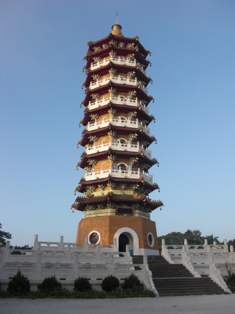 Pagoda Ekayana, Tomohon, Minahasa Utara. Sumber: https://travel.okezone.com/