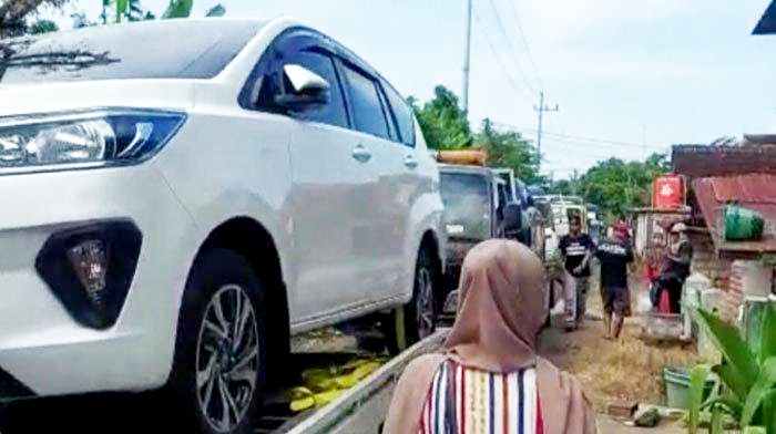 Capture video viral warga Desa Sumurgeneng, Kecamatan Jenu, Kabupaten Tuban, beli mobil ramai-ramai dari hasil ganti untung lahan sawah yang dibeli oleh Pertamina. | Tribunnews.com