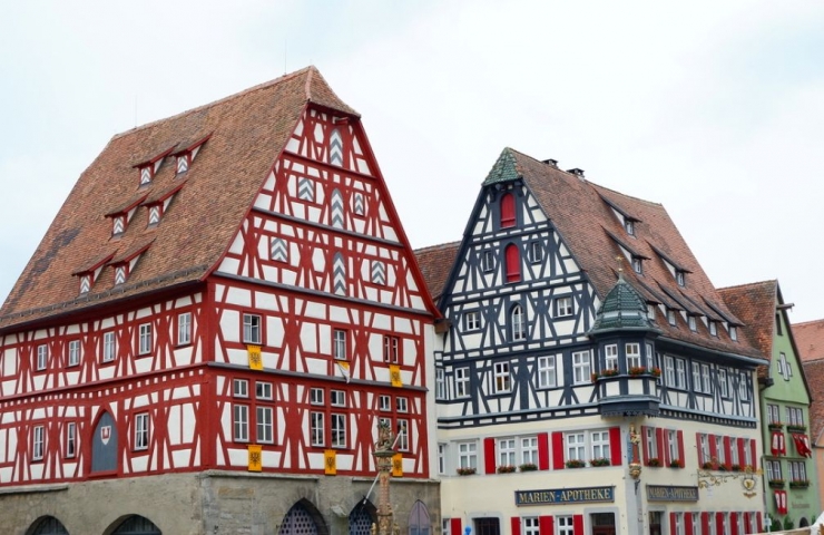 Bentuk atap yang eye-catching di tengah kota Rothenburg ob der Tauber, yang sebenarnya salah satunya adalah bangunan Apotek (Dokpri)