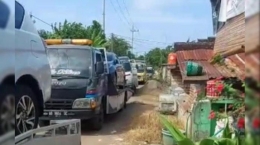 Iring-iringan truk pengangkut mobil yang dibeli warga desa. Gambar: Tribunnews.com