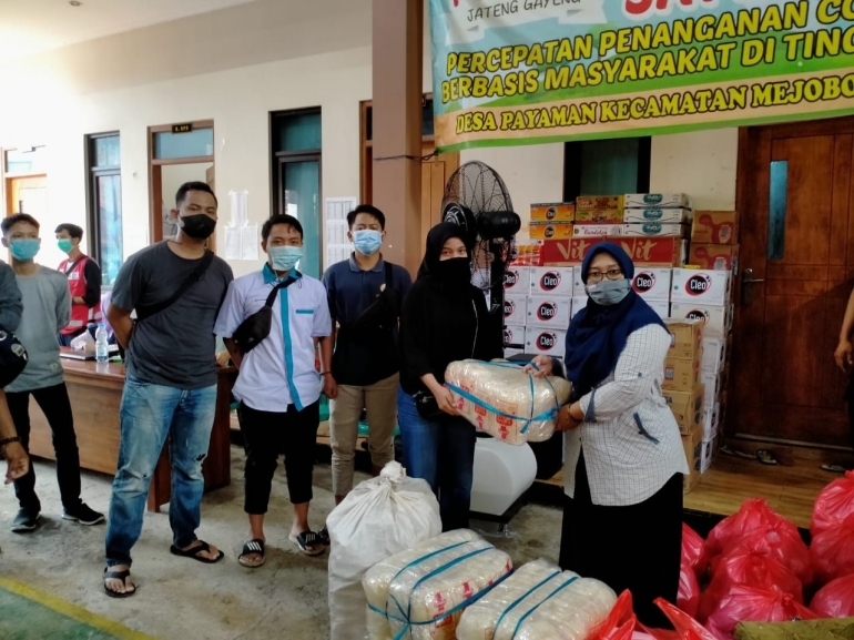 Penyerahan bantuan kebutuhan pokok dari perwakilan Aliansi Alumni Smada Kudus kepada posko desa Payaman diterima baik oleh Ibu lurah desa Payaman | dokpri