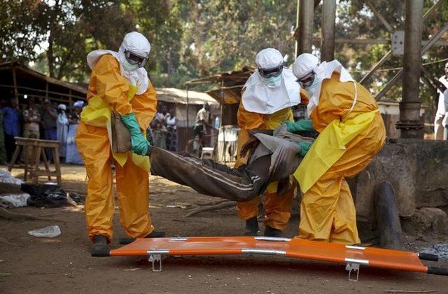 Penanganan penderita Ebola di tahun 2015 oleh anggota palang merah Perancis. Photo: Reuters