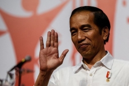 Senyum Jokowi (Foto: AFP/Anthony Wallace)
