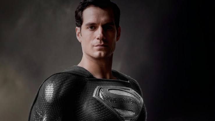 Superman dengan jubah hitam (Ign)