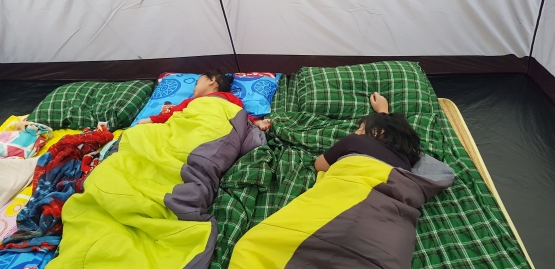 Anak-anak pura-pura tidur dengan sleeping bag (Foto : koleksi pribadi)