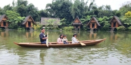 Bersama naik perahu di pagi hari (Foto : koleksi pribadi)