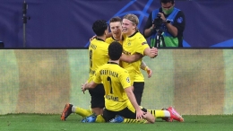 Pemain Borussia Dortmund merayakan kemenangan atas Sevilla. (via eurosport.com)