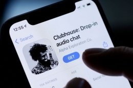 Clubhouse sejauh ini baru bisa diunduh untuk pengguna iPhone (Sumber: BBC.com via KOMPAS.com)