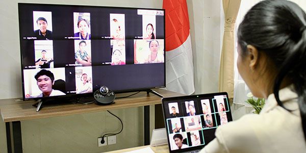 Ilustrasi : video conference dengan para siswa. fujiacademy-bali.com