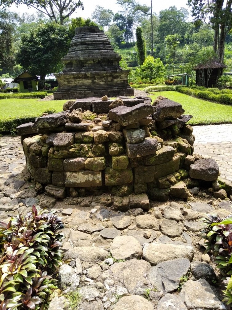 Penampakan Candi Sumberawan dari jauh. Foto dokpri